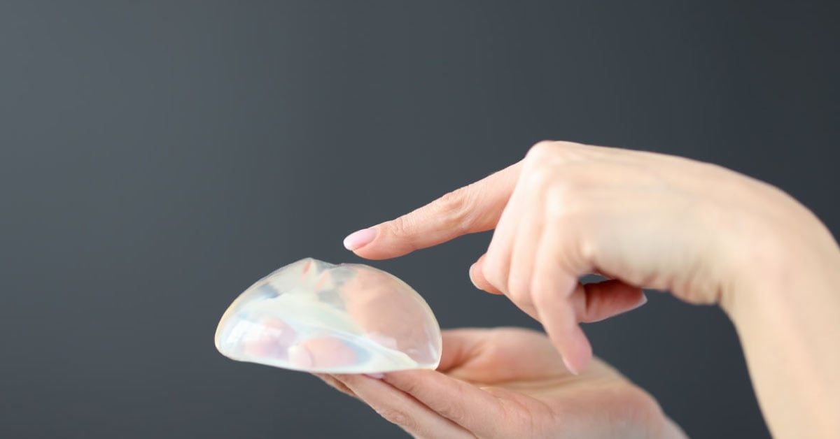 Información sobre prótesis mamarias.