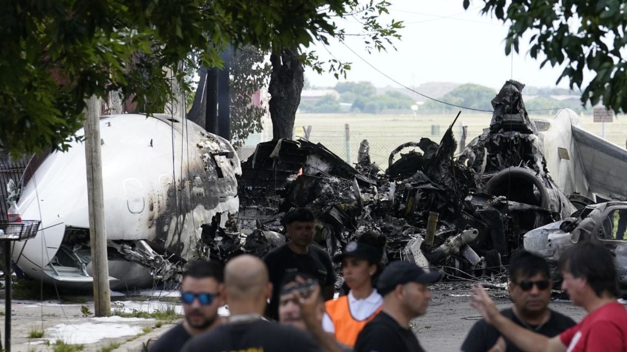 Así quedó el avión que se estrelló en San Fernando. Foto Clarín / Fernando de la Orden