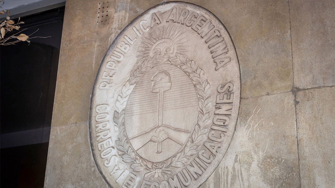 Circuito de CardonaLa municipalidad e Capital y familiares del artista Juan José Cardona proponen un recorrido por sus obras en distintos puntos del gran Mendoza Escudo tallado en el frente del Correo Central, ubicado sobre la esquina de Av. San Martín y Colón del año 1951 Foto: Ignacio Blanco / Los Andes