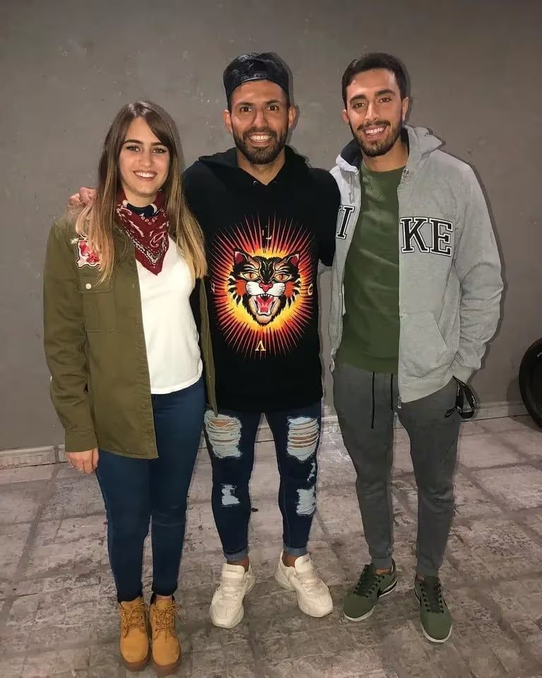 Sabrina y su novio Brian con el Kun Agüero