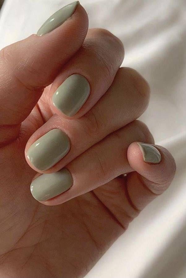 Uñas verde matcha.