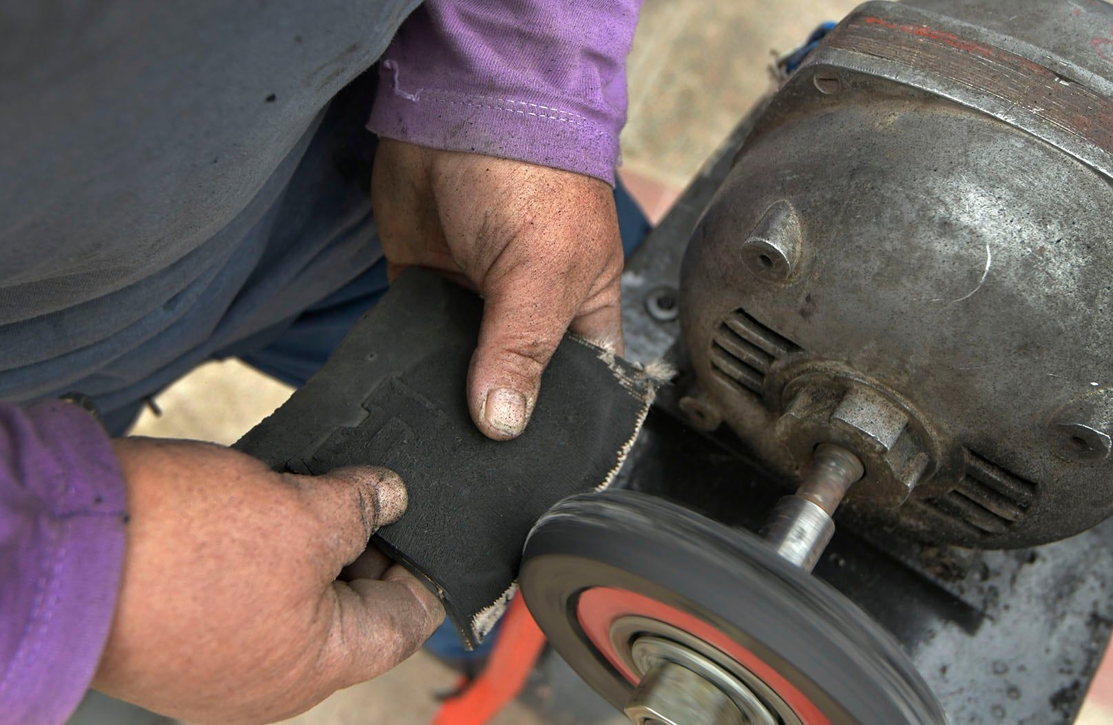 Hace dos años y medio, Rocío abrió su gomería. Al principio, trabajó con su padre que vino de Perú. Pero hace un año y medio el hombre debió regresar, y falleció con coronavirus. Foto: Orlando Pelichotti