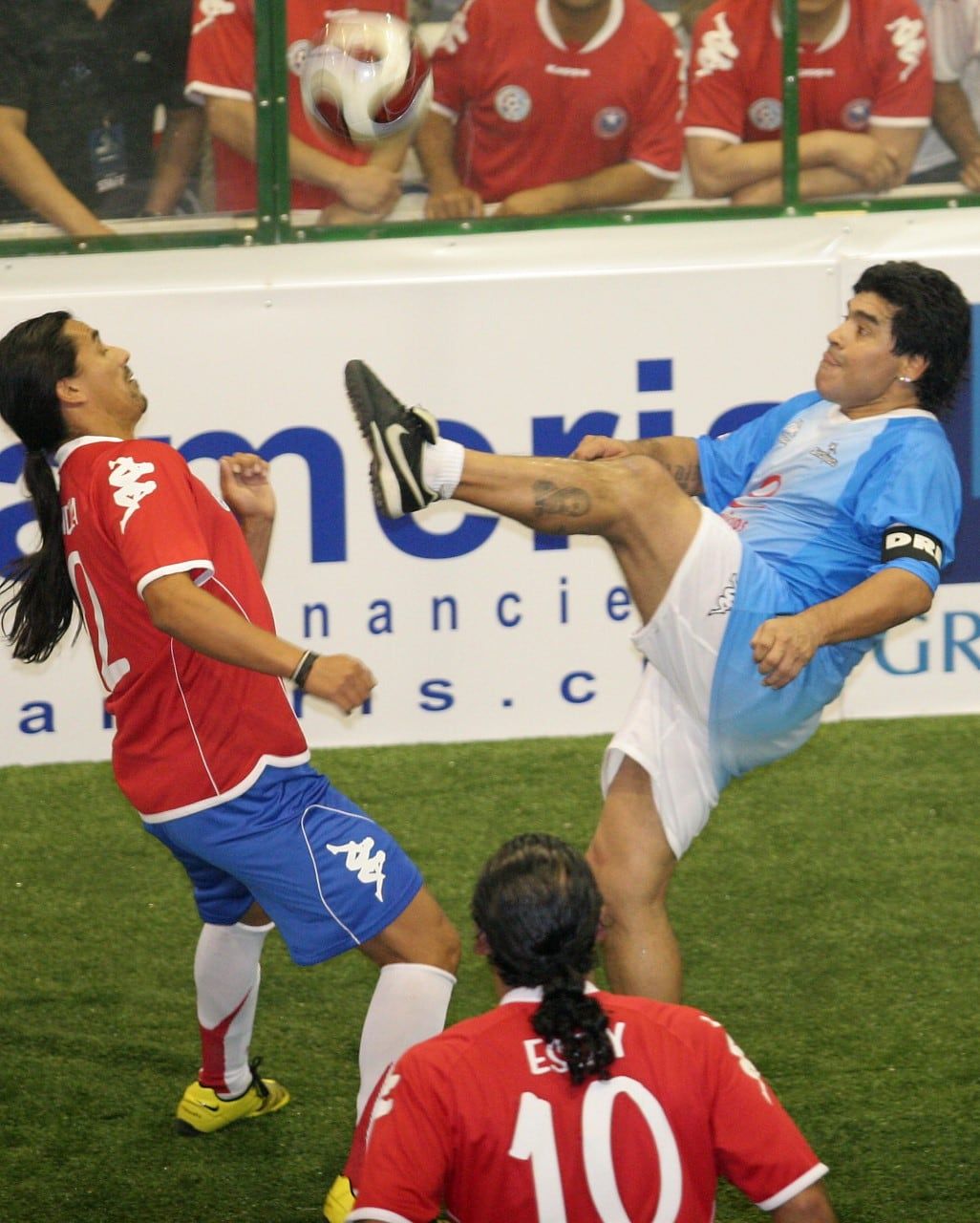 Maradona intenta eludir a un rival en el estadio de Andes Talleres. / Claudio Gutiérrez