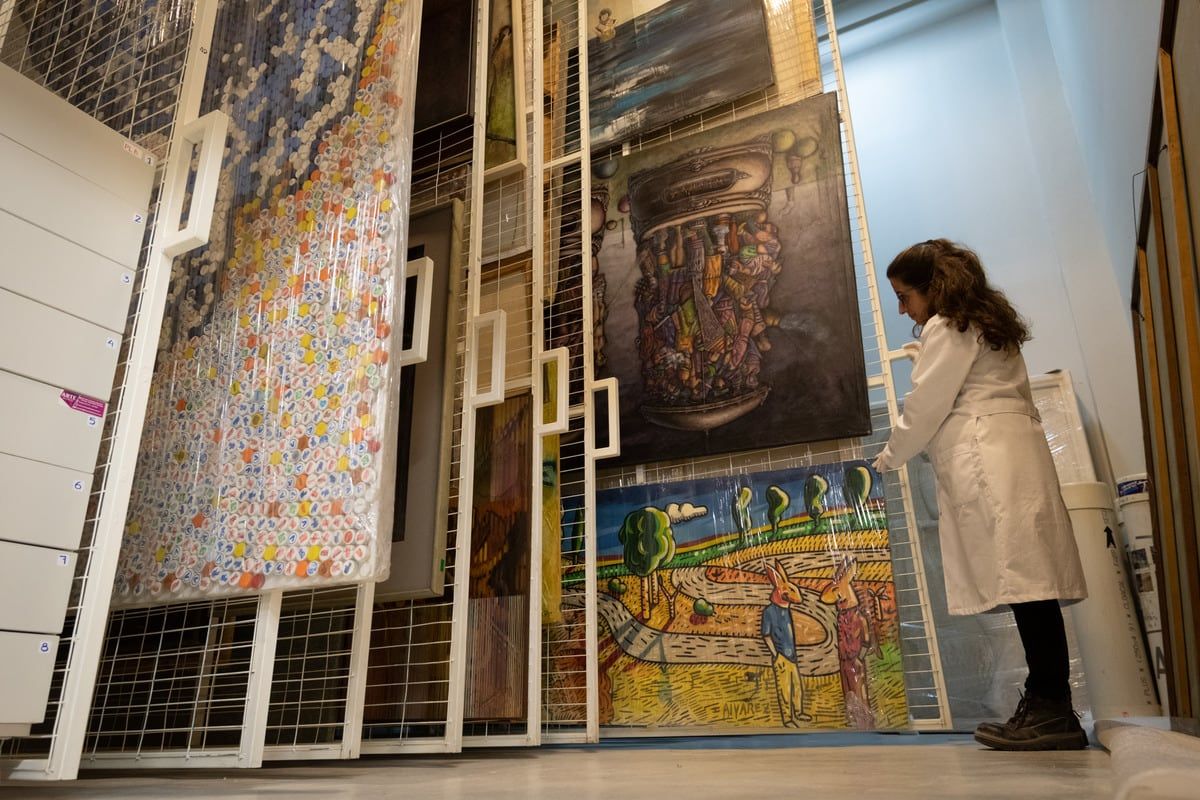 MMAMM Museo Municipal de Arte Moderno Mendoza cumple 65 años. Desde su remodelación cuenta con un laboratorio de restauración, una sala de conservación para la colección de esculturas y cuadros y también cuenta con la biblioteca Ricardo Tudela.  Cristina Sonego, restauradora del museo  Foto: Ignacio Blanco  / Los Andes.
