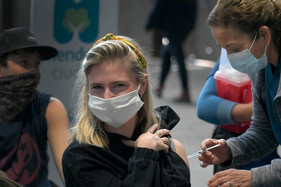 Vacunación contra el Covid-19 en Mendoza. Foto: Orlando Pelichotti / Los Andes