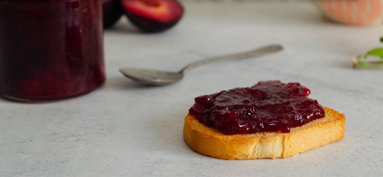 Este es el modo más fácil de hacer mermelada sin azúcar y sin tener que cocinar.