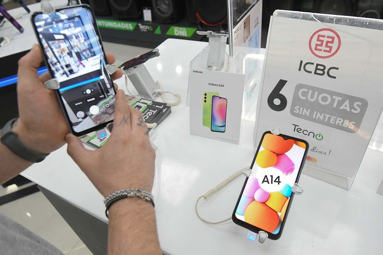 Muchos teléfonos celulares que se fabrican en el país se puede conseguir en cuotas sin interés. Foto: José Gutierrez / Los Andes