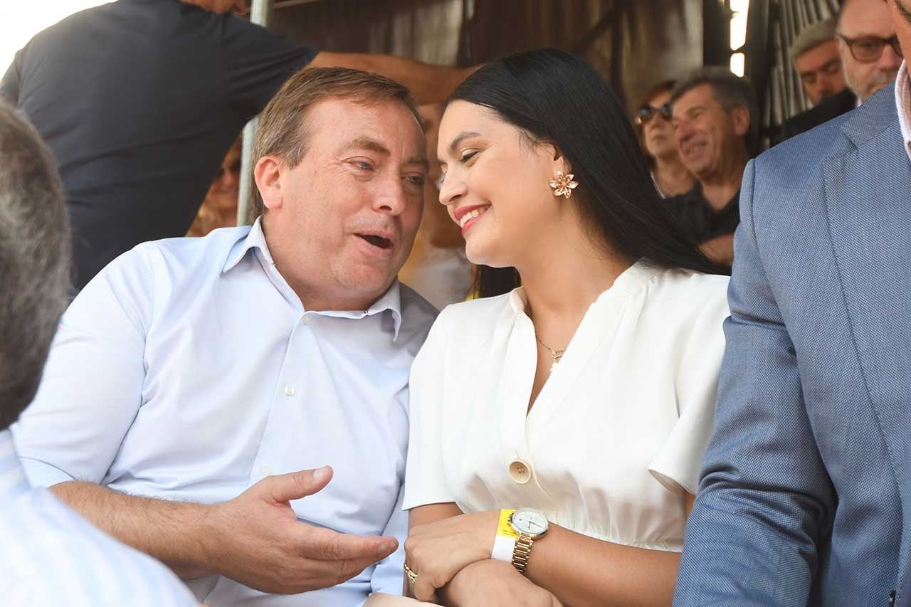 Vendimia 2023 Carrusel de las ReinasLas calles de la ciudad de Mendoza, se llenaron de color y alegría con los carros de las reinas departamentales.Martín Aveiro Intendente de Tunuyan junto a la Intendenta de Santa Rosa Flor DistéfanisFoto: José Gutierrez / Los Andes