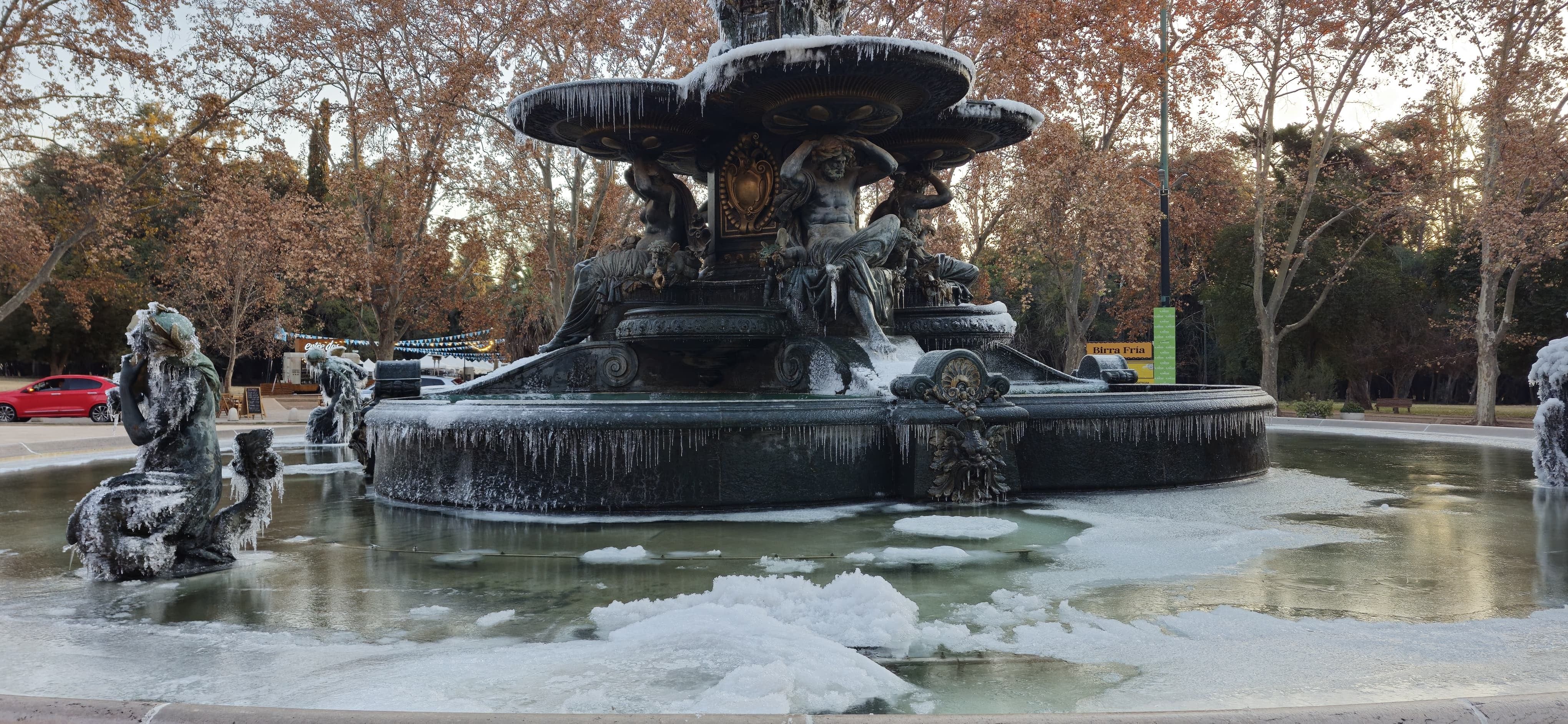 La Fuente de los Continentes amaneció congelada por el frío extremo en Mendoza / Foto gentileza Ayrton Peyrille