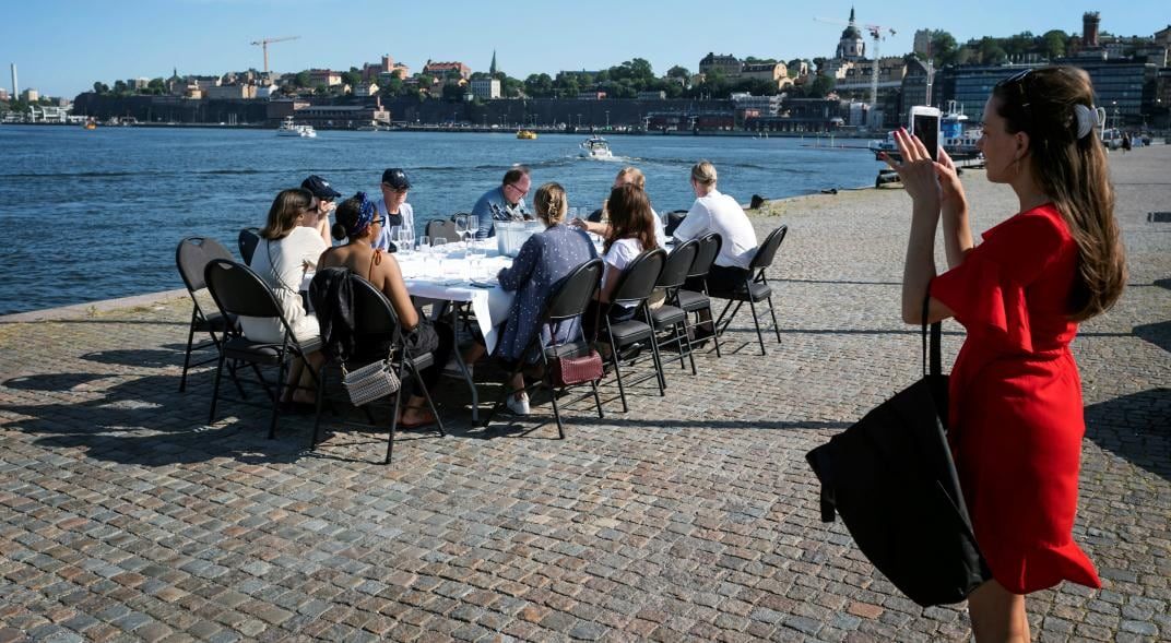 Los bares y restaurantes podrán continuar abiertos a partir de este miércoles después de las 23 horas y desaparecerán todos los límites de aforo en actos públicos, entre otras medidas.