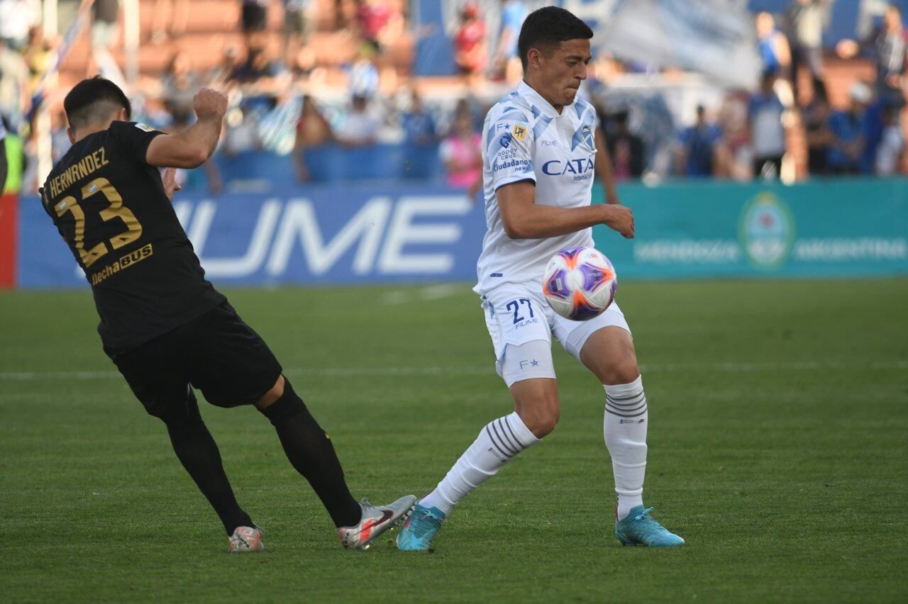 Futbol Liga Profesional, Godoy Cruz Antonio Tomba vs. San Lorenzo de Almagro en el estadio Malvinas Argentinas de Ciudad.
Los jugadores de Godoy Cruz, entran en calor antes del partido