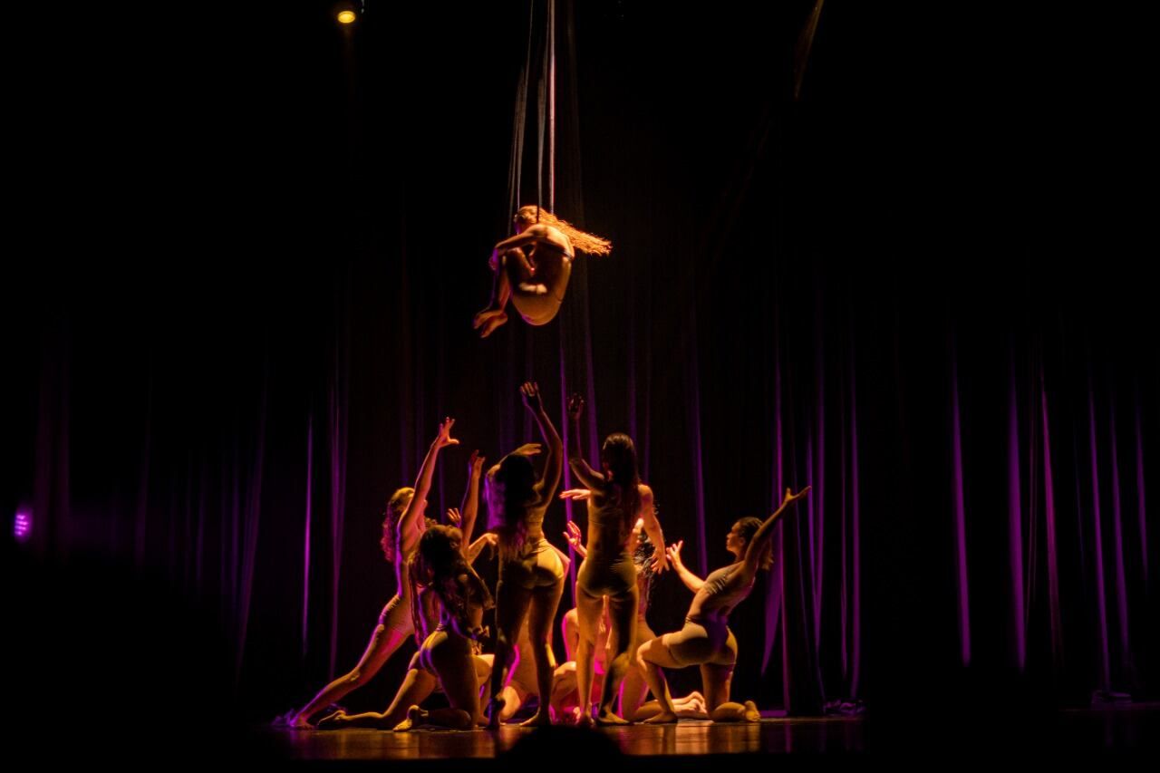 La obra fusiona el teatro, la danza y acrobacia.