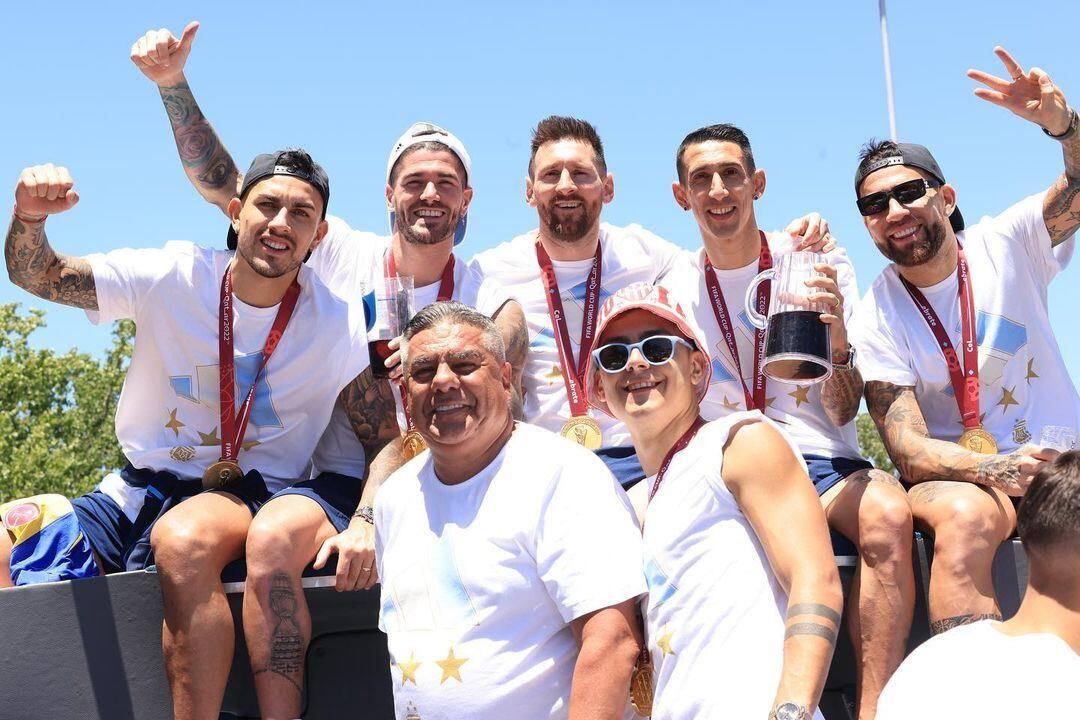 Leandro Paredes, Rodrigo de Paul, Lionel Messi, Ángel Di María y Nicolás Otamendi participaron de la caravana de la Selección Nacional desde Ezeiza. El presidente de la AFA, Claudio "Chiqui" Tapia, también estuvo presente.
