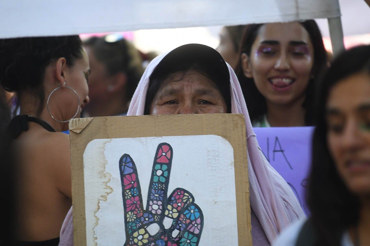 Marcha 8 M en conmemoración del día internacional de la mujer. Miles de mujeres caminaron por las calles de la Ciudad portando carteles, letreros, pancartas y banderas para hacer valer sus derechos Foto:José Gutierrez / Los Andes 