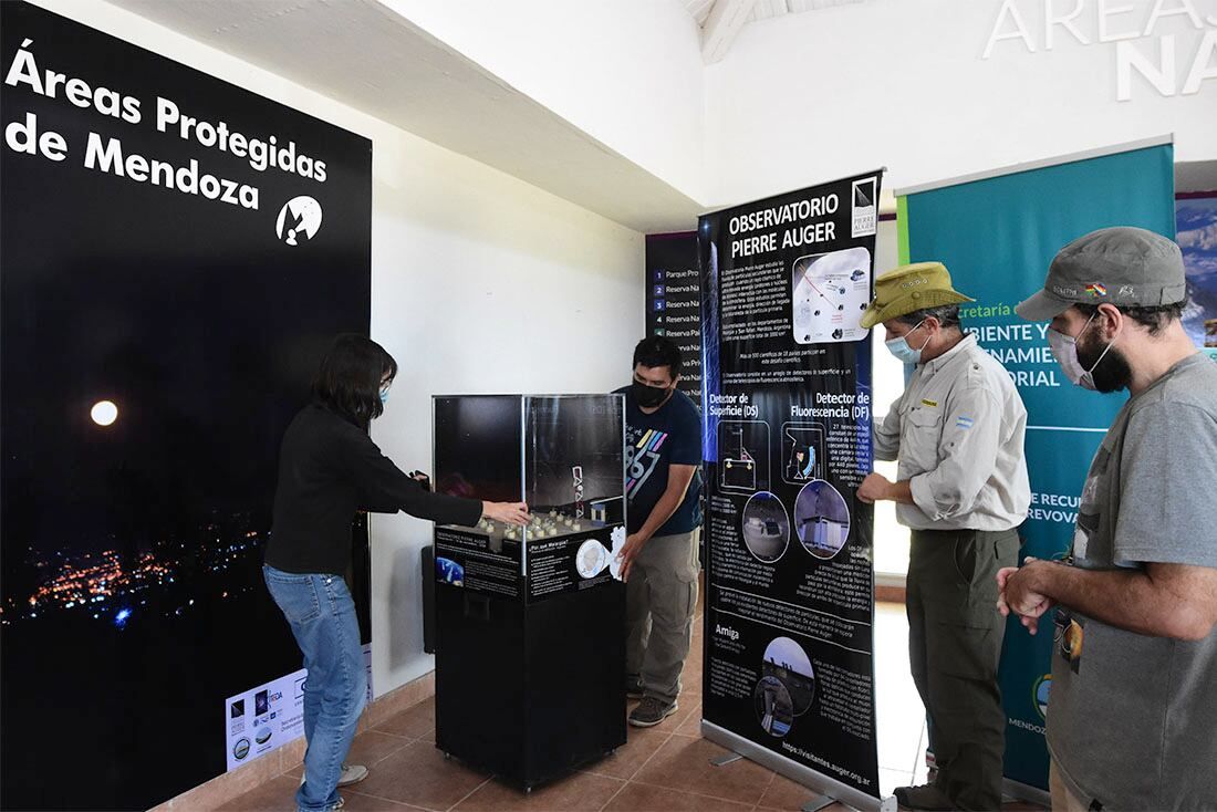 COFECyT. Capacitacion en Astronomía en áreas Naturales Protegidas de Mendoza, en el Divisadero Largo. Beatriz Garcia, astrónoma del proyecto, junto a Francisco Immerso, Alexis Manzilla, Ariel Ghillardi, Gustavo Vasca, durante la capacitacion de  equipo de trabajo del proyecto Constelacion Mendoza  Foto: Mariana Villa/ Los Andes  