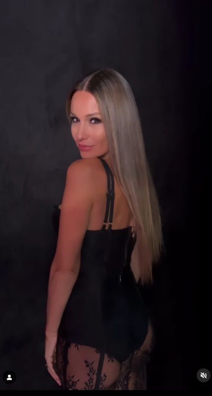 Pampita se arriesgó con transparencias y mostró sus piernas completas en “Los 8 escalones”
