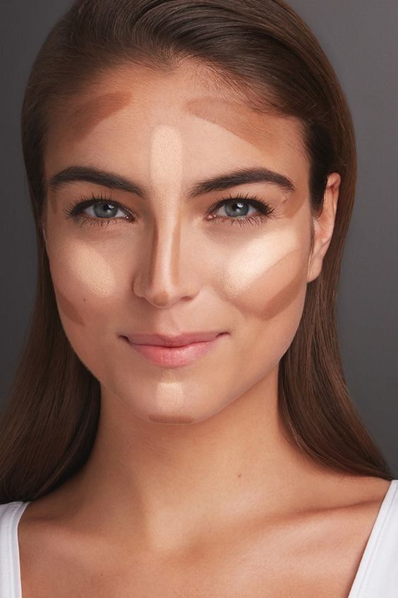 Podes usar la base clara directamente en tu rostro pero en muy poca cantidad, y compensar con un buen contorno y bronzer que compense el tono de la base.