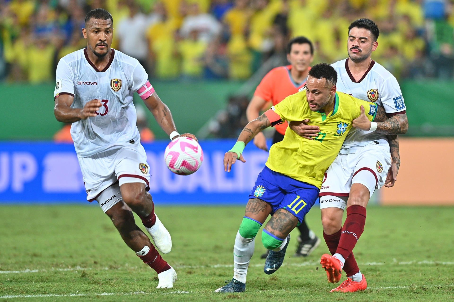 AMDEP587. CUIABÁ (BRASIL), 12/10/2023.- Jugadores de Venezuela celebran un gol de Eduard Bello hoy, en un partido de las Eliminatorias Sudamericanas para la Copa Mundial de Fútbol 2026 entre Brasil y Venezuela en el estadio Arena Pantanal en Cuiabá (Brasil). EFE/ Andre Borges  