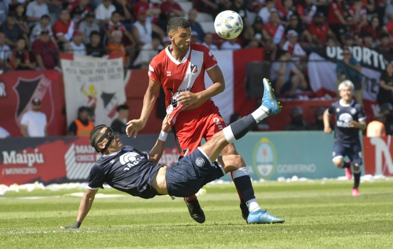 Deportivo Maipú e Independiente Rivadavia juegan por un lugar en la final por el primer ascenso de la Primera Nacional / Orlando Pelichotti.