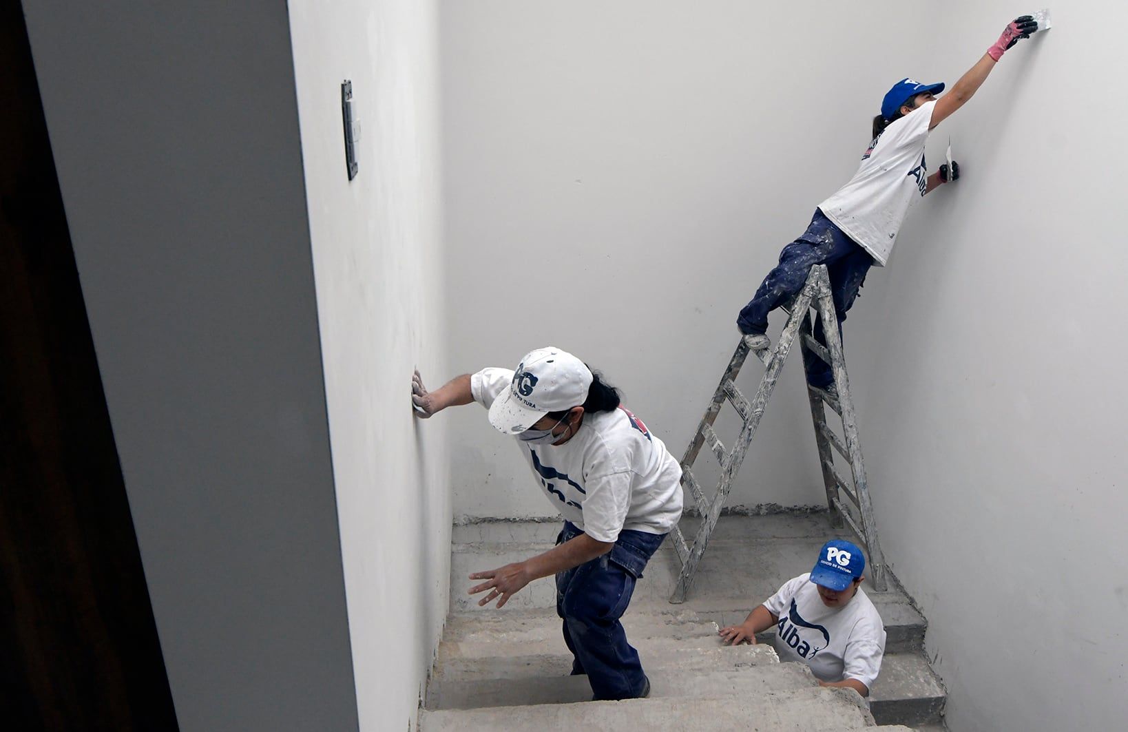 Pintoras de obraNancy Pallero (58), Ayelén Aybar (32) y su hermana Antonella Aybar (25) son pintoras de obra fina y gruesa.Foto. Orlando Pelichotti