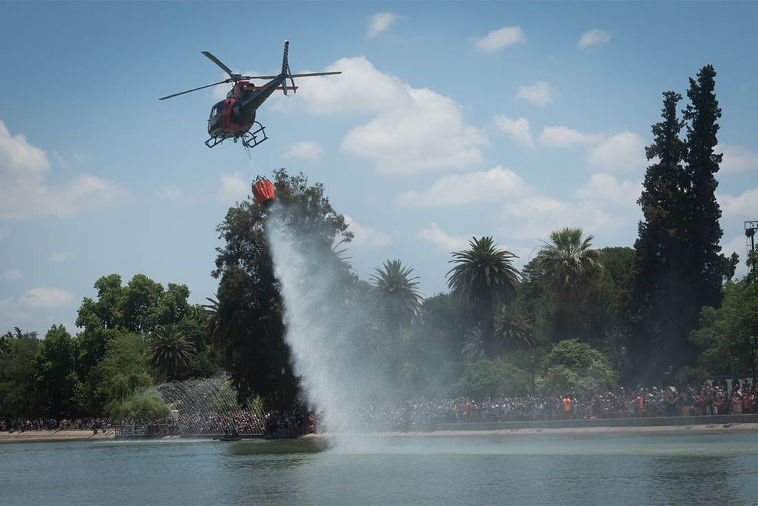 112° Aniversario del Club Mendoza de Regatas
Simulacro de extinción de incendios desde un helicóptero. Foto Ignacio Blanco / Los Andes