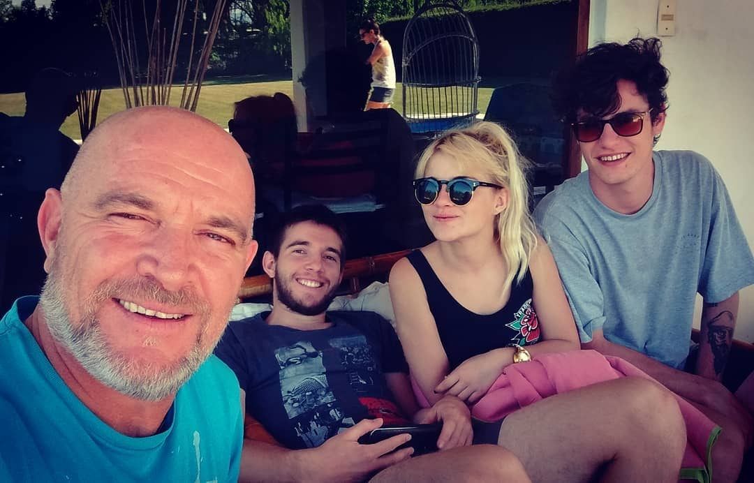 Mario Rudyk junto a sus hijos más grandes