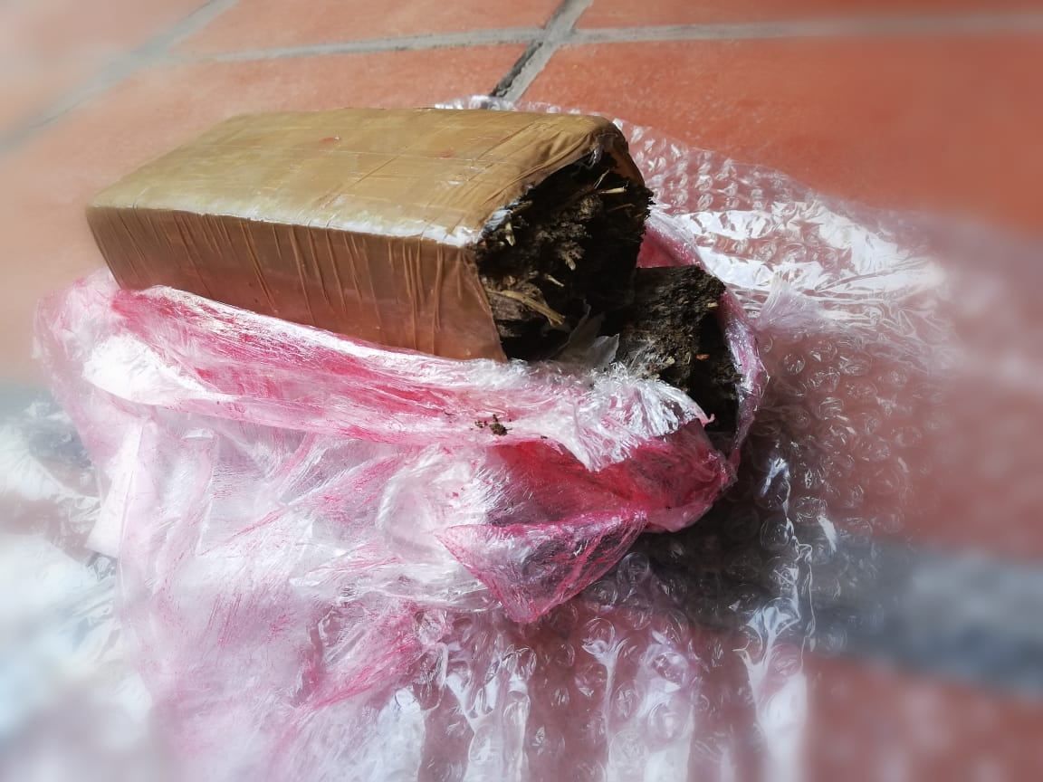 Ladrillo de marihuana decomisado en un operativo. /Gentileza Ministerio de Seguridad.