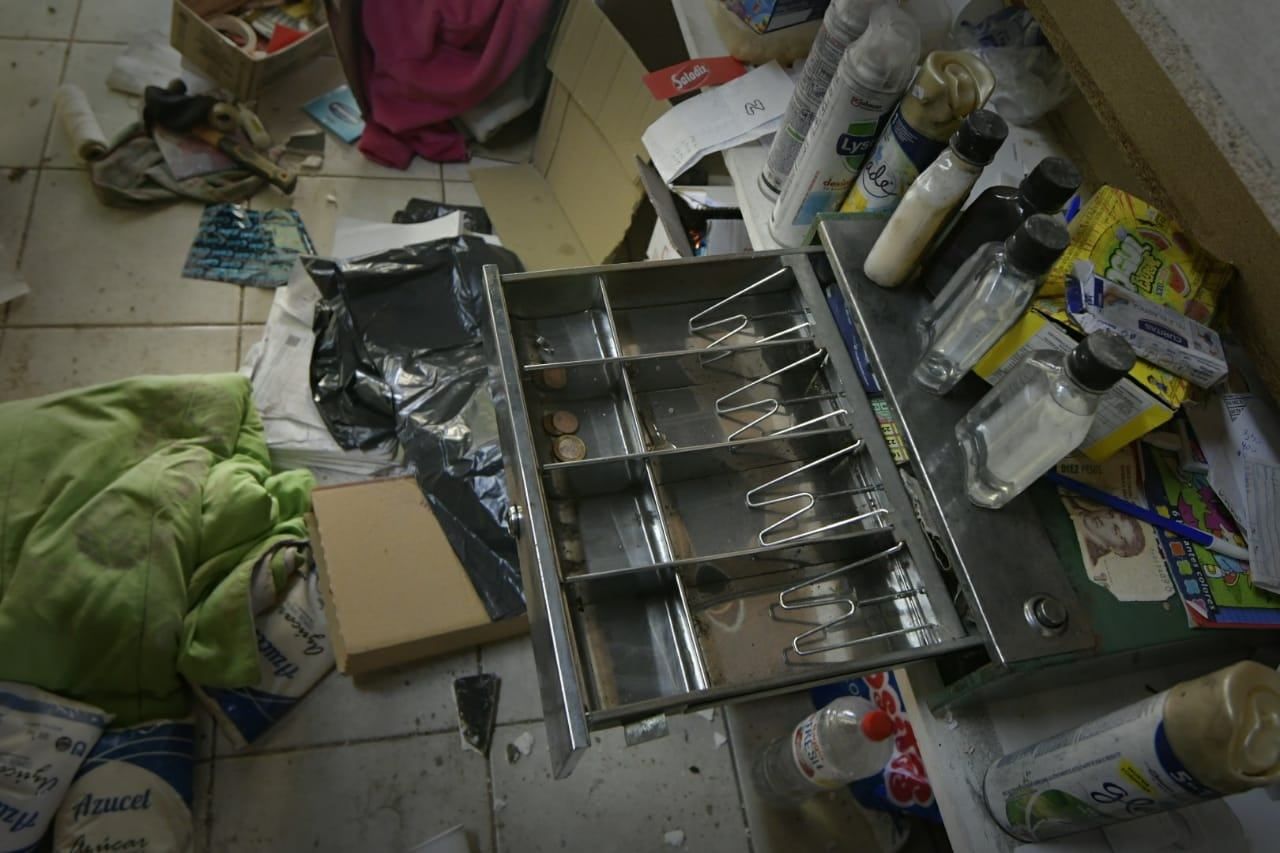 Los delincuentes también se llevaron el dinero de la caja. /Orlando Pelichotti -Los Andes.