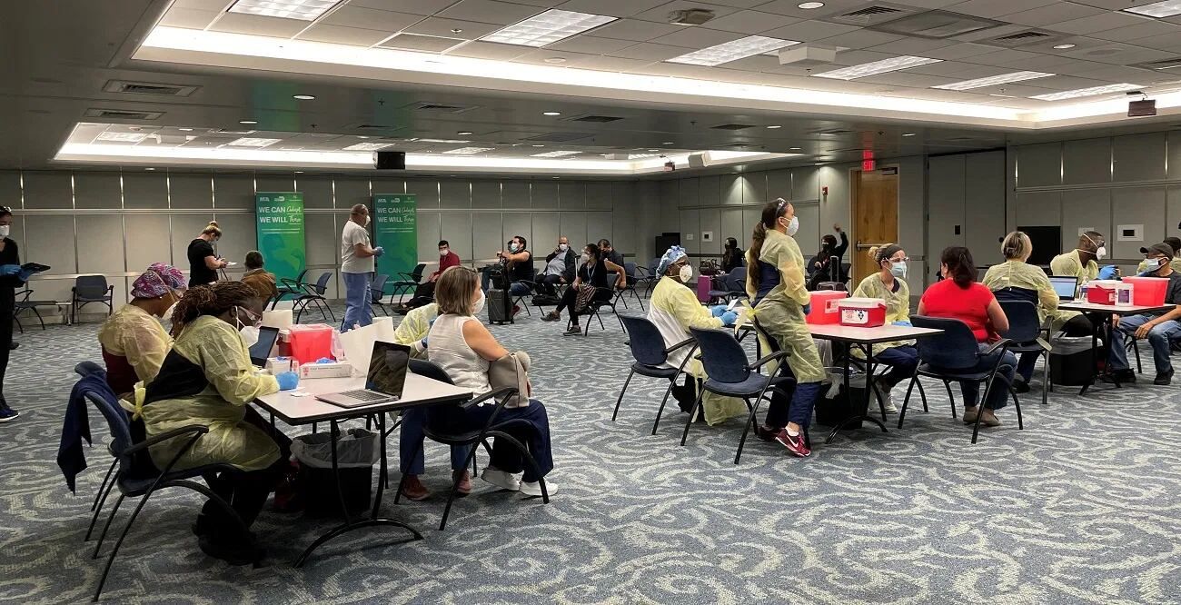 Vacunación en el aeropuerto de Miami, EEUU -