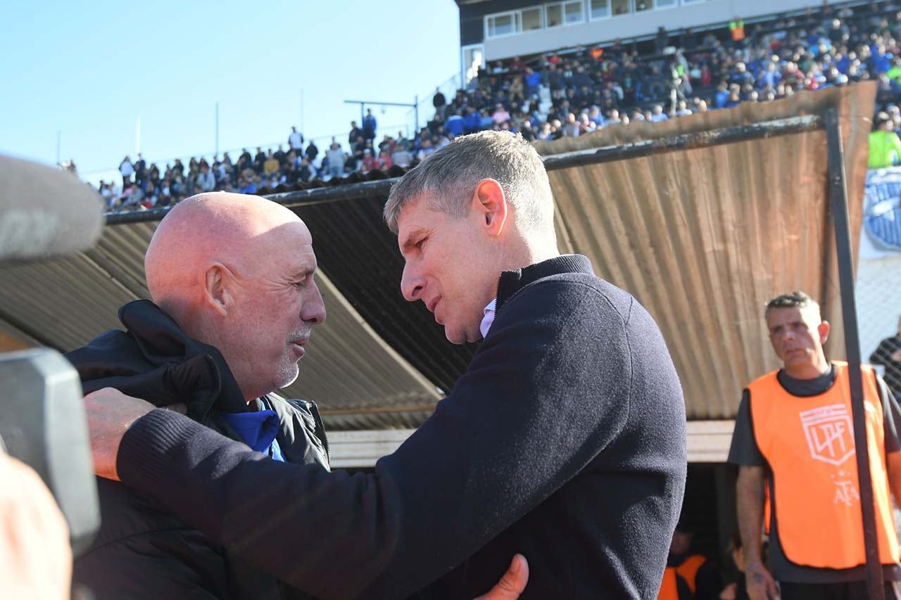 Fútbol Liga Profesional, Godoy Cruz Antonio TOmba vs. Platense en cancha de Gimnasia y Esgrima de Mendoza.Daniel Oldrá, Director Técnico de Godoy Cruz junto a Martín Palermo Director Técnico de PlatenseFoto: José Gutierrez / Los Andes
