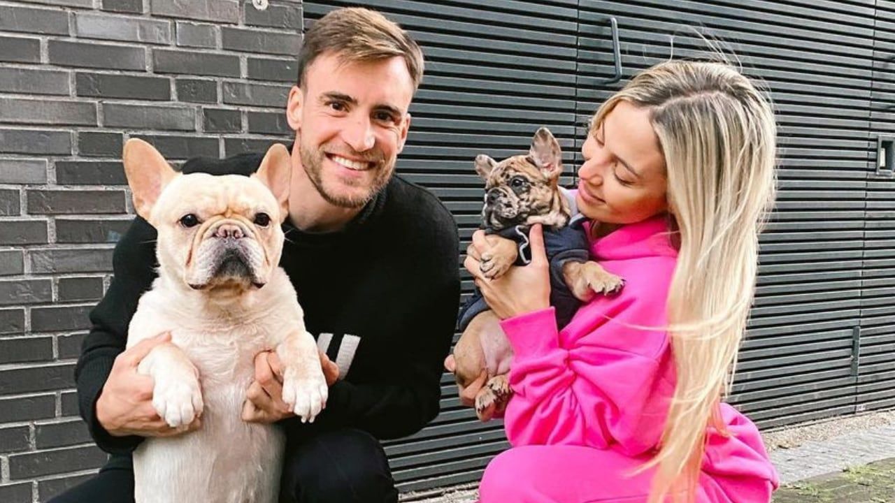 Nico Tagliafico con Caro Calvagni. / Instagram