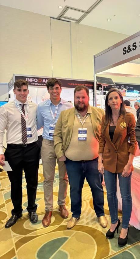 Mercedes Rus, ministra de Seguridad de Mendoza, junto a los expositores.