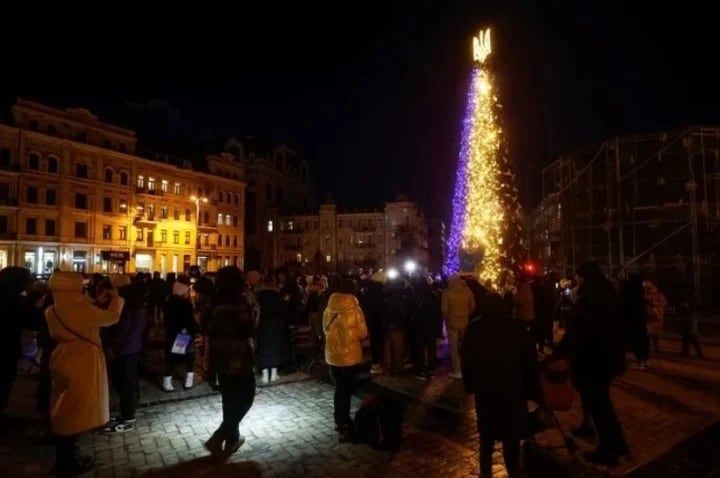 El árbol de Navidad, situado junto a la catedral de Santa Sofía de Kiev. Foto: Gentileza