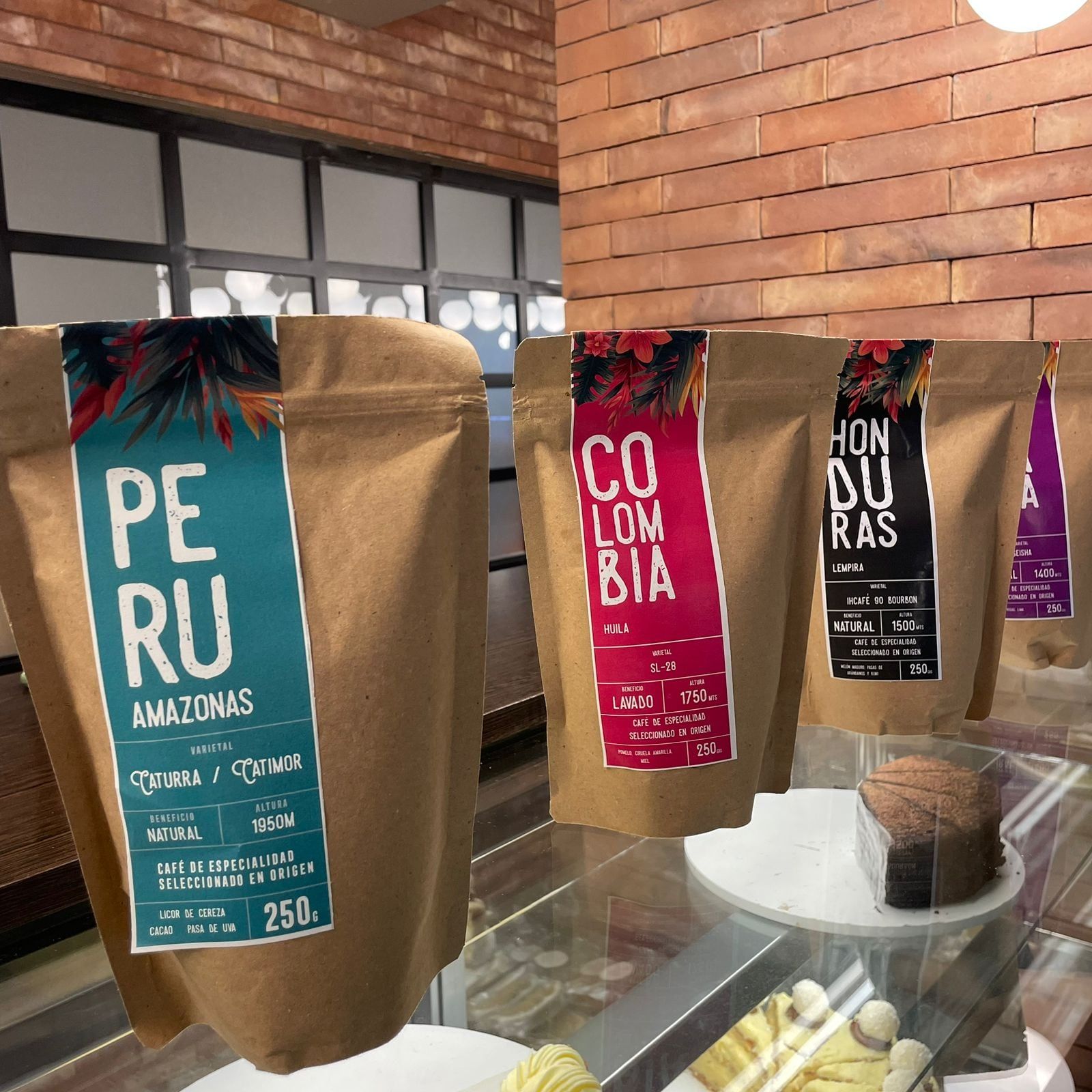 Nicaragua, Perú, Honduras y Colombia son algunos de los países de donde traen su café.
