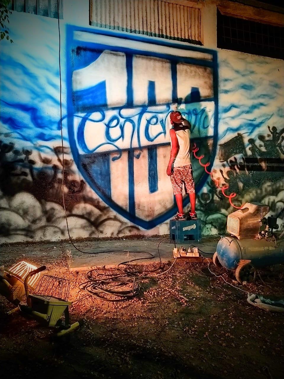 Uno de los tantos murales de Fifty, que llegará al centenar de pintadas en homenaje al club de sus amores.