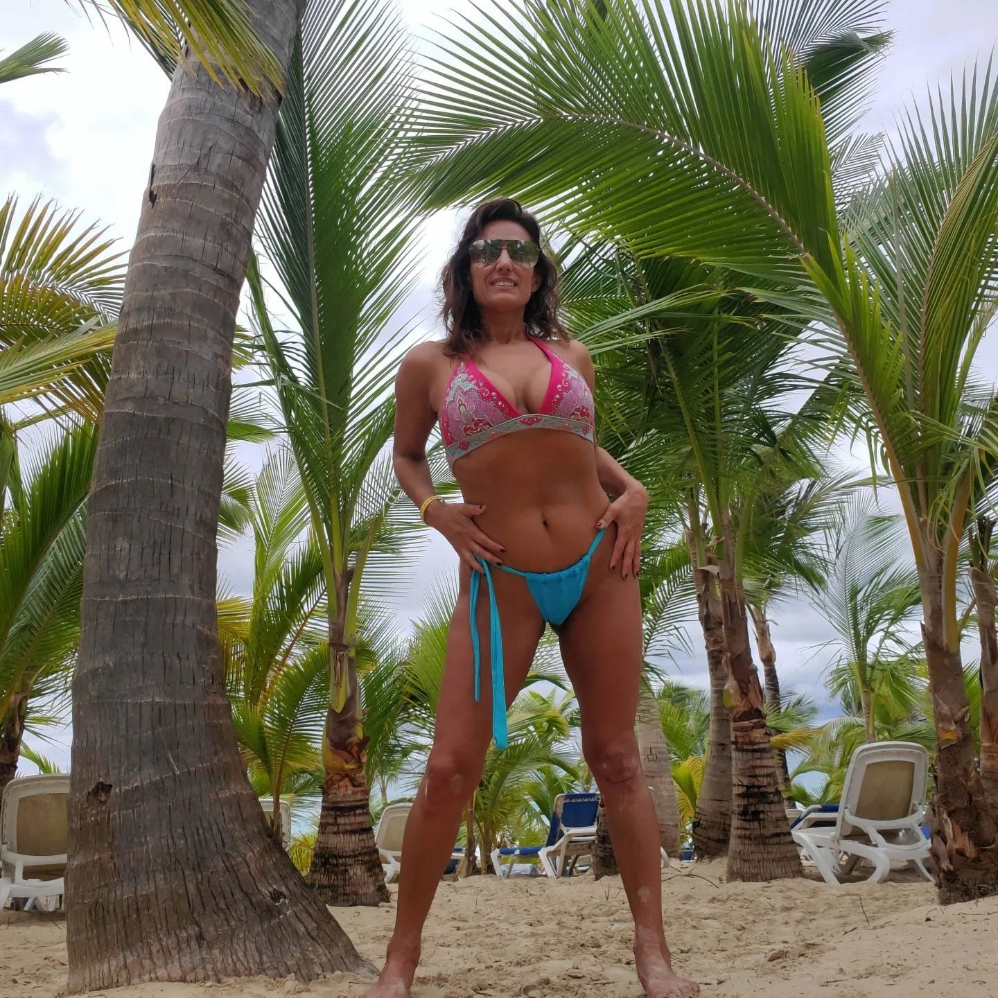 Nancy Duré, radiante en microbikini desde Punta Cana