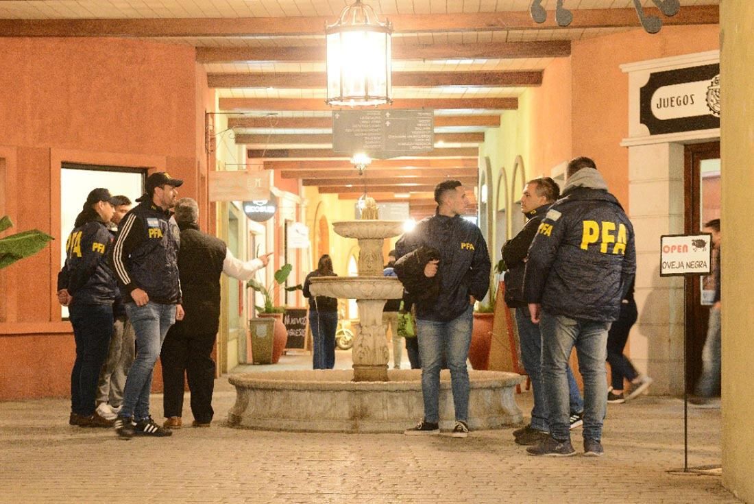 Allanamientos en el Hotel de Canning. Allí se encuentran alojados los 14 ciudadanos venezolanos y cinco iraníes.