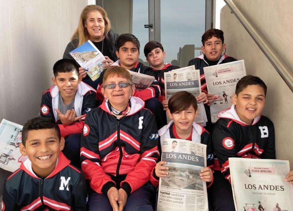 Benja, Andrés, Manuel, Diego, Abel, Bauti y Thiago, acompañados Patricia Prado, su docente y Bibiana Coppi, directora de la escuela.