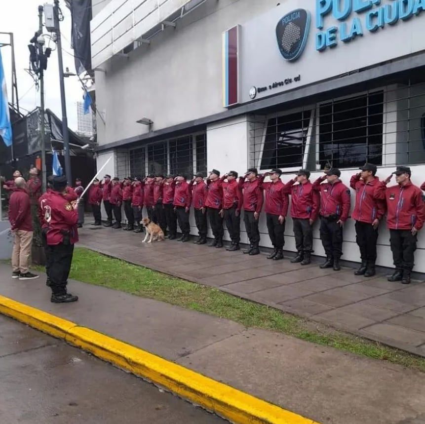 Un perro mestizo se convirtió en oficial mayor de la Policía y en el alma del barrio. Foto TN