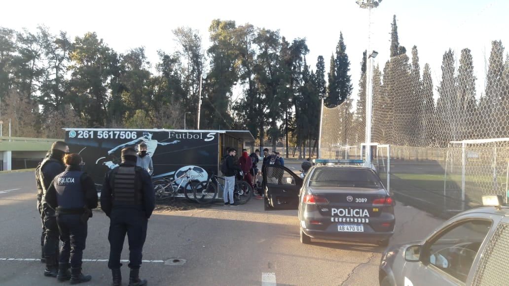 Momento exacto que llega la Policía de Mendoza al predio de fútbol 5. 