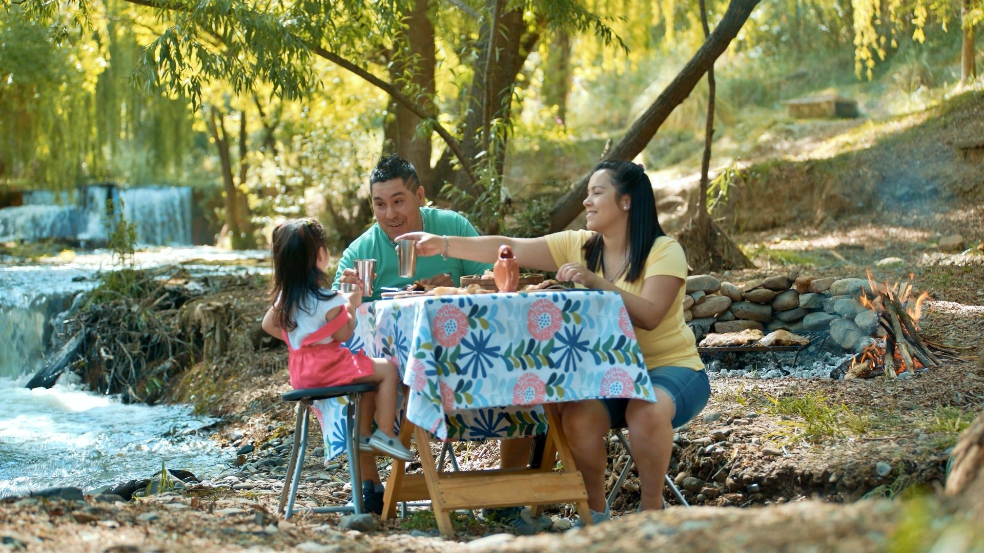 En Tupungato durante el verano se pueden apreciar paisajes únicos, pasear por sus montañas, hacer trekking, acampar y visitar sus famosas bodegas.