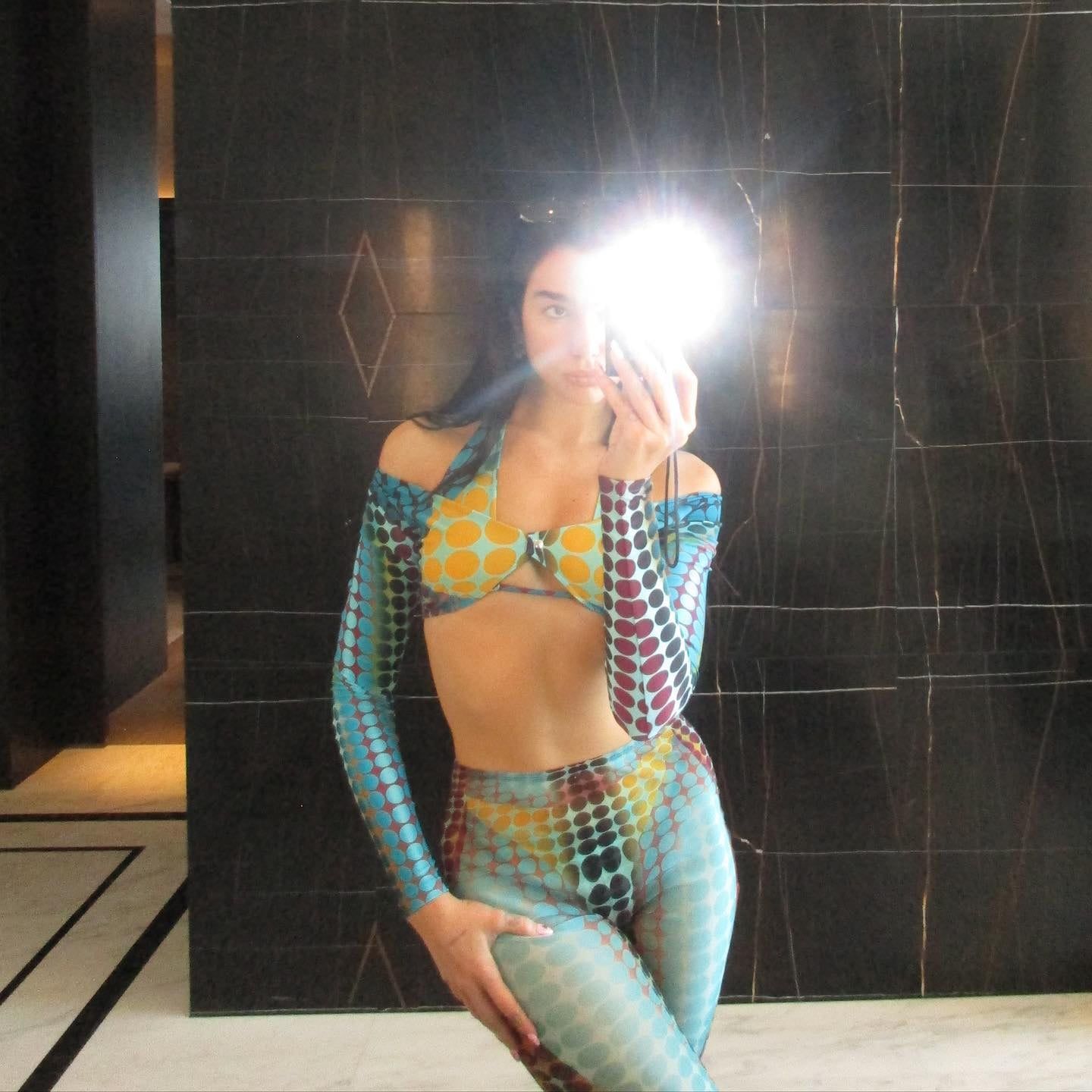 Dua Lipa y un look psicodélico con transparencias que encantó en Instagram