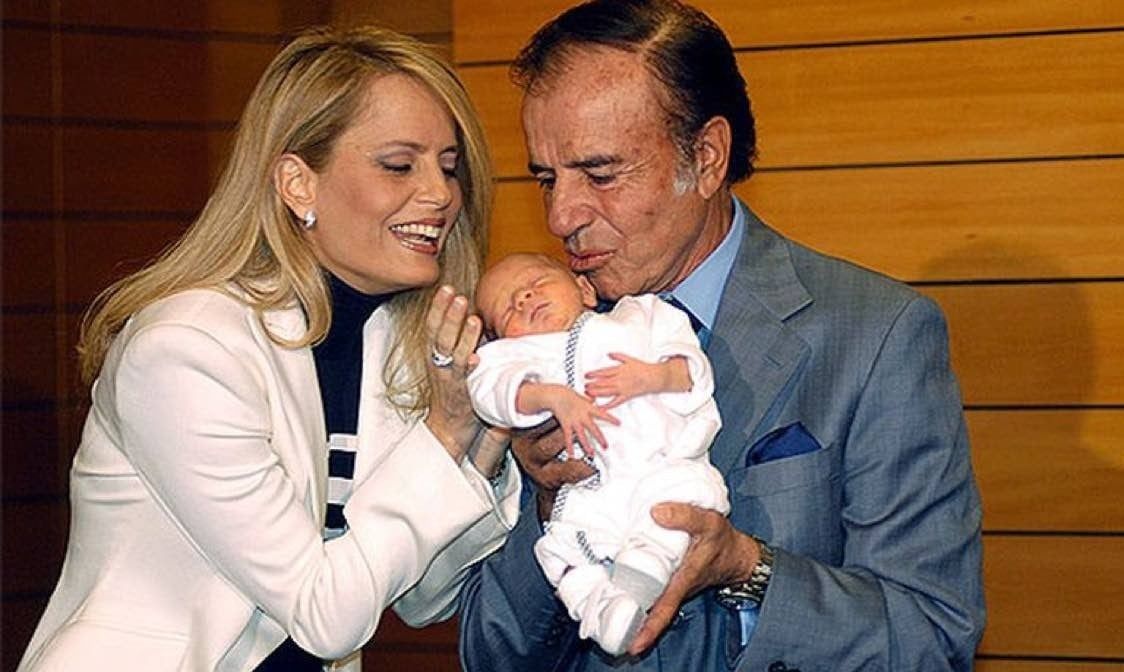 Carlos Menem y Cecilia Bolocco en 2003, junto a su hijo Máximo