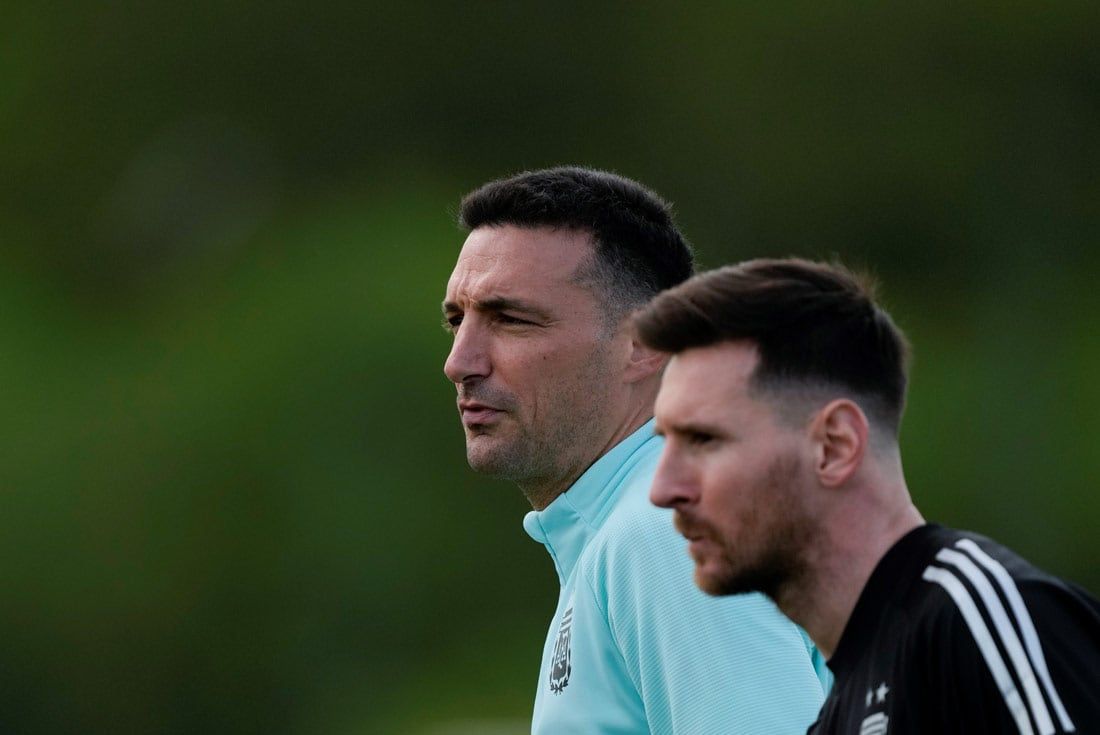 Lionel Scaloni y Lionel Messi, una sociedad exitosa en la selección argentina de fútbol. (AP / Archivo)