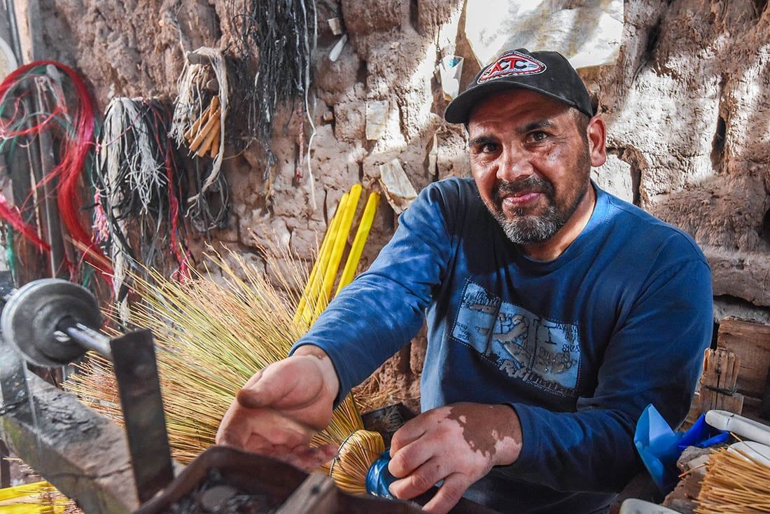 Familia de escoberos. Ricardo Calla “Richard” suele confeccionar hasta 100 escobas en 12 horas. Mariana Villa / Los Andes