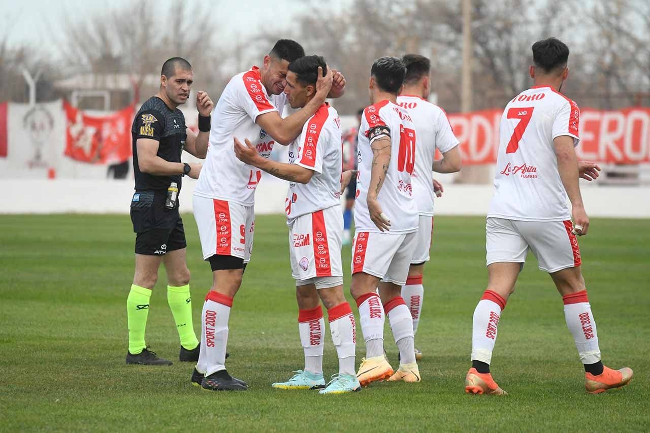 Fútbol Federal A Huracán Las Heras vs. Peñarokl de San Juan en cancha de HuracánFestejos del gol de HuracánFoto: José Gutierrez / Los Andes