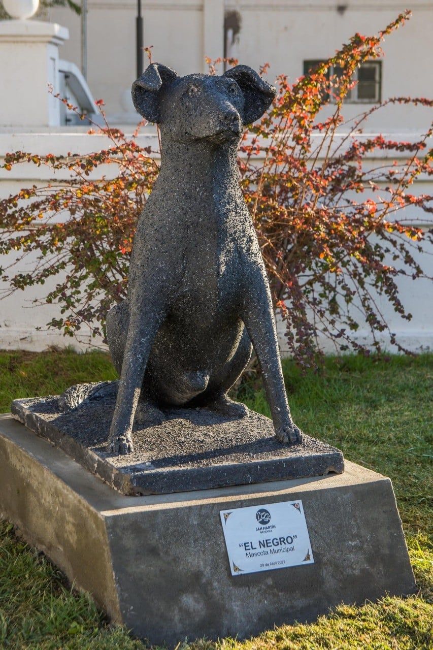 Escultura en memoria de “Negrito” un perro que vivía en el Municipio de San Martín y que fue adoptado por todos los empleados. Gentileza