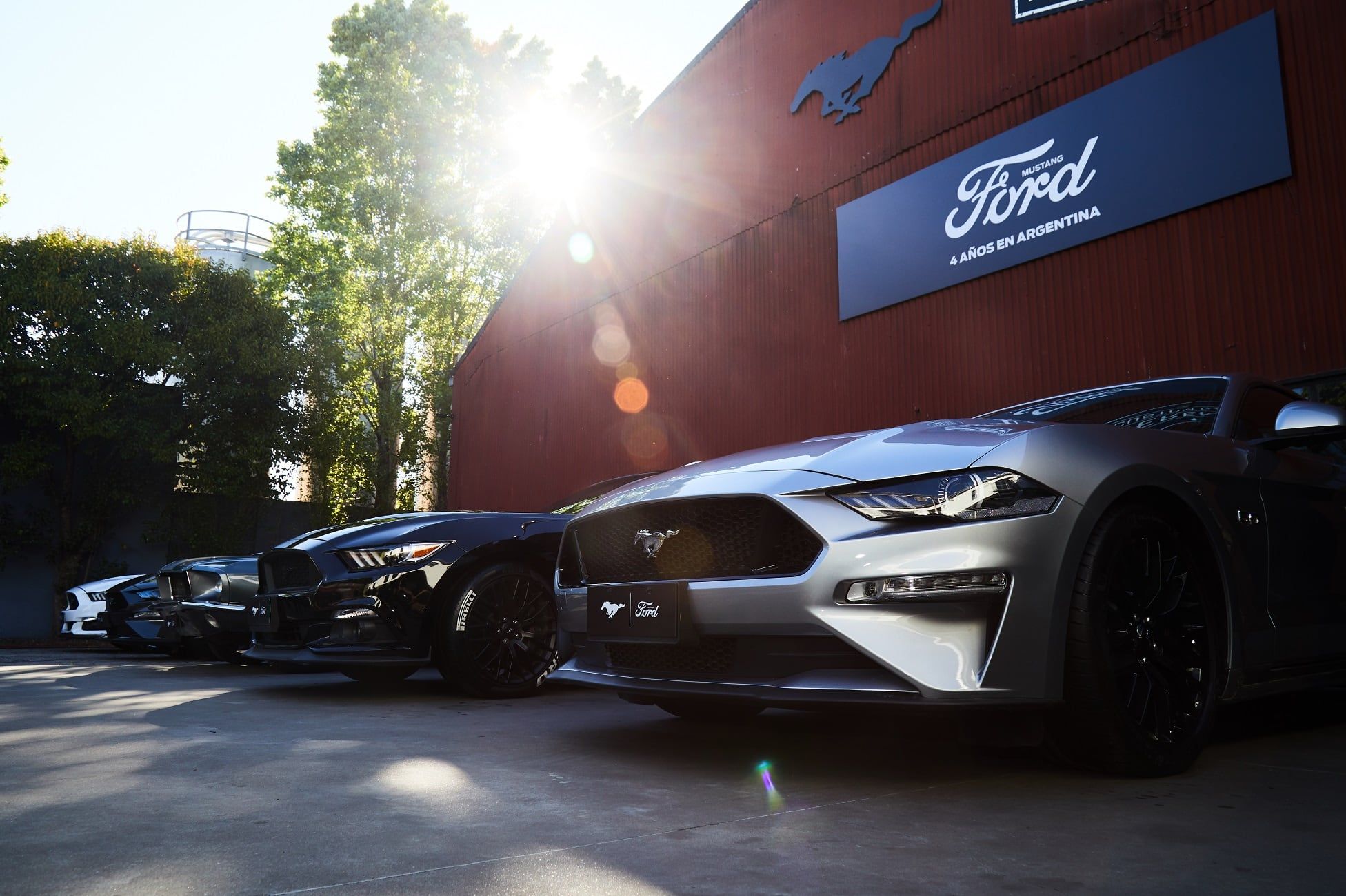 Las nuevas generaciones de Mustang en el Herencia Custom Garage momentos antes de la celebración.