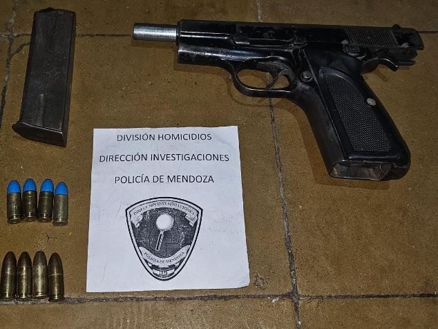 La pistola que usó el tío para dispararle a los policías. Foto: Policía de Mendoza.