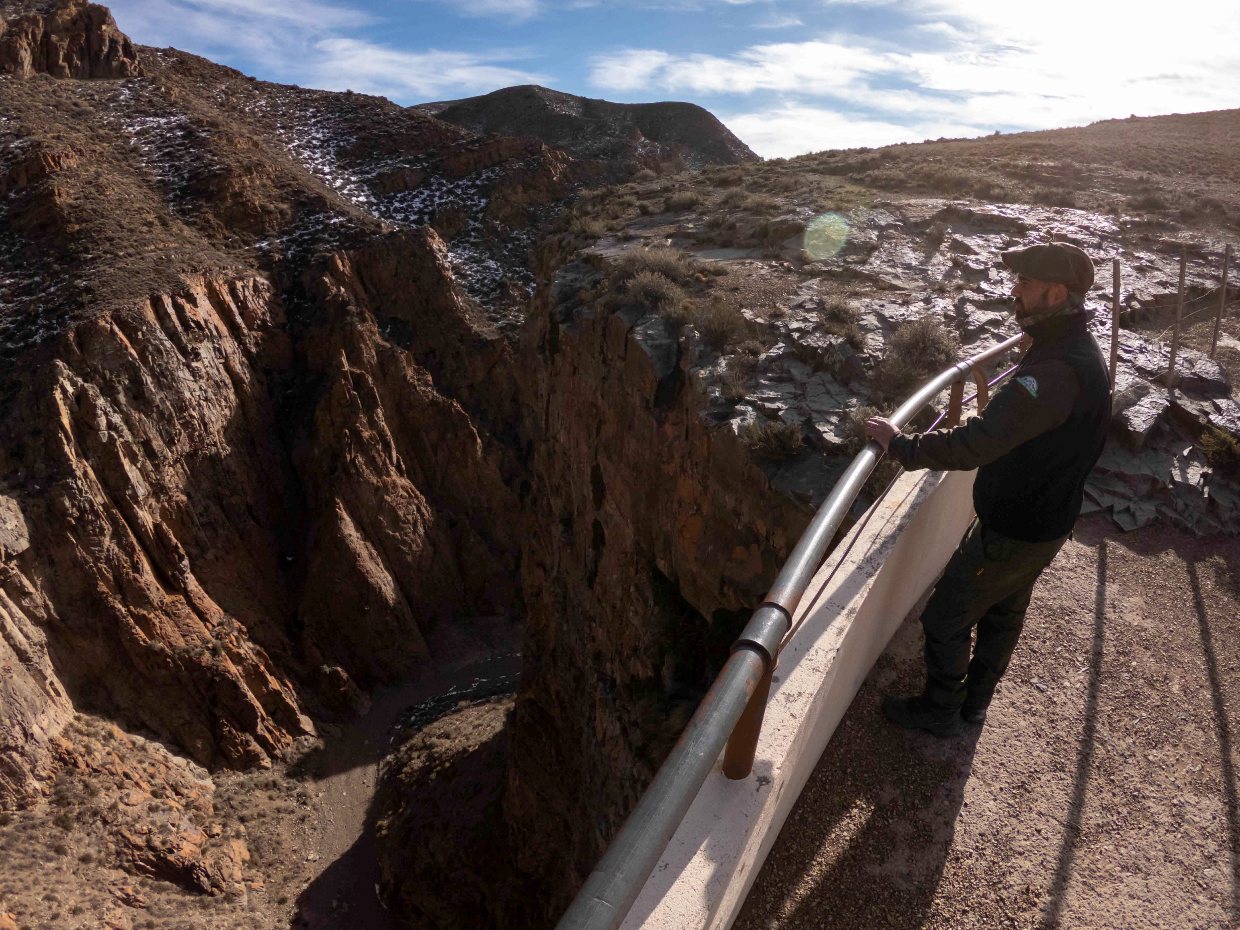 Mendoza 10 de junio de 2020 Sociedad, Reserva Natural Villavicencio El cuerpo de Guardaparques de la Reserva Natural Villavicencio realiza un atrabajo de conservacion y prevencion de la caceria ilegal. Gracias a este trabajo se comenzo a recuperar la poblacion de las destintas especies que habitan la montana mendocina.     Guardaparque Emilio Correa en el mirador El Balcon   Foto: Ignacio Blanco / Los Andes